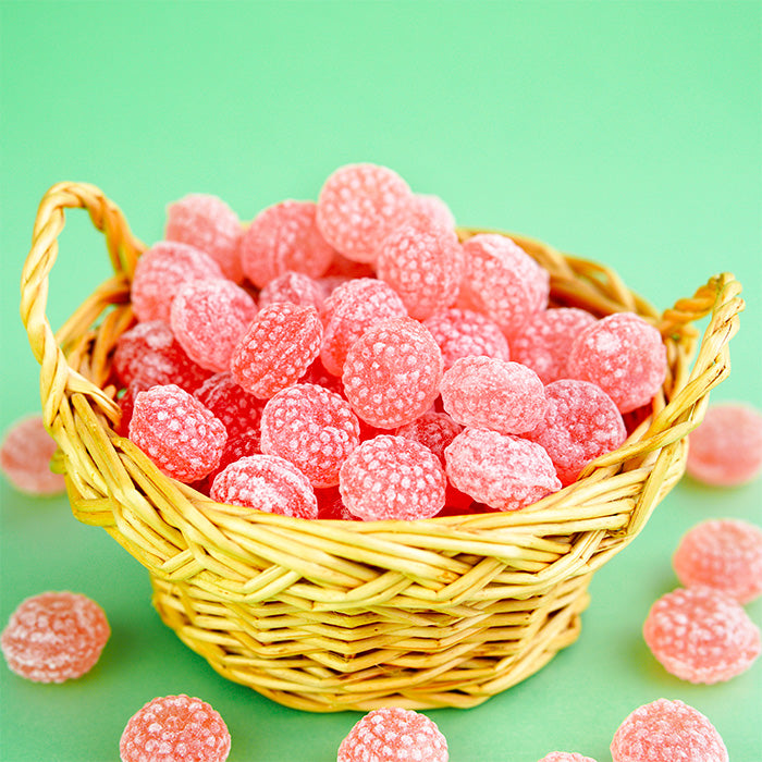 Boutons de Rose artisanaux dans un petit panier en osier sur fond vert