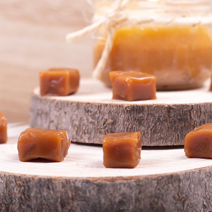 caramel au beurre salé de Bretagne, rondins de bois, pot de caramel