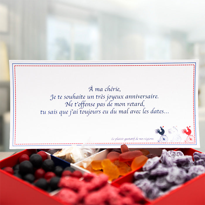 Carte de vœux personnalisable dans un coffret prestige ouvert, sur fond d'appartement chic