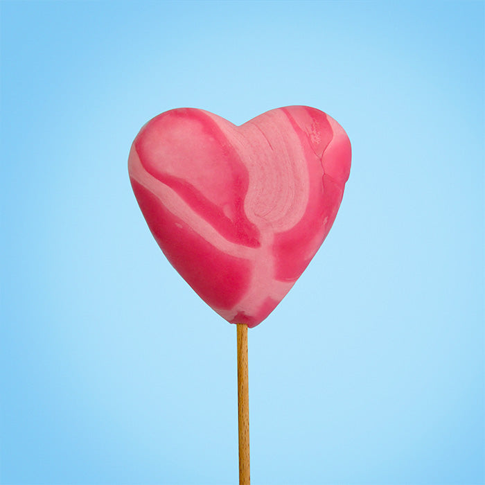 Sucette grand cœur à la fraise sur fond bleu