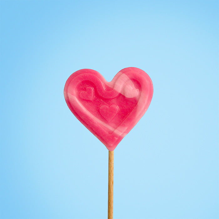 Sucette petit cœur à la fraise sur fond bleu